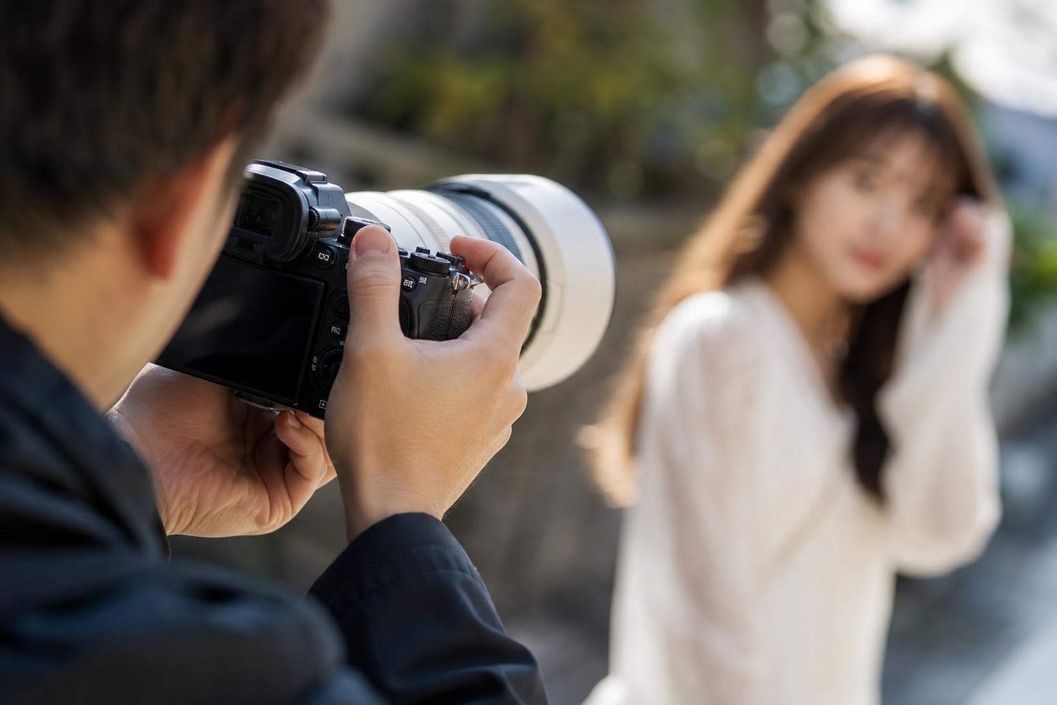 &alpha;7 Vのインターフェースは、プロからのフィードバックを元に最適化されており、必要な設定変更へダイレクトにアクセスできます。露出補正ダイヤルやカスタムボタンは自&hellip;