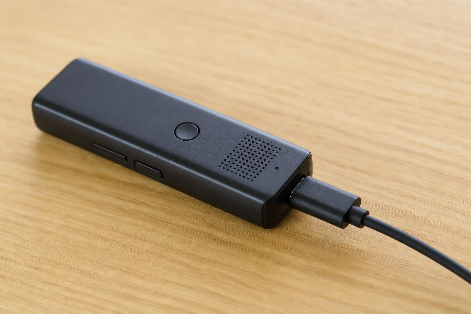 AIボイスレコーダーにUSB Type-Cケーブルを接続して充電している様子